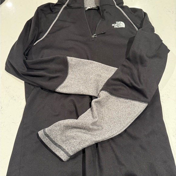 The North Face Black and Gray Pullover - Picture 1 of 3